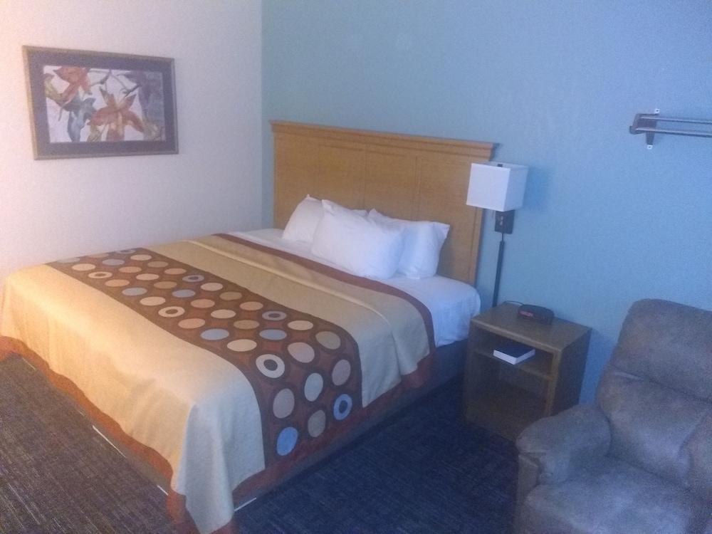 Super 8 By Wyndham Baxter/Brainerd Area Hotel Bagian luar foto