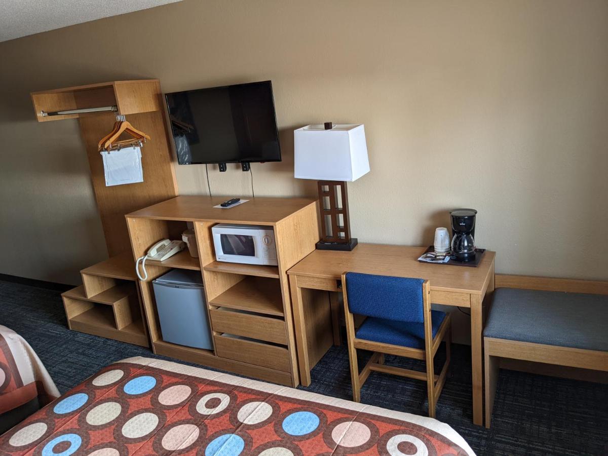 Super 8 By Wyndham Baxter/Brainerd Area Hotel Bagian luar foto