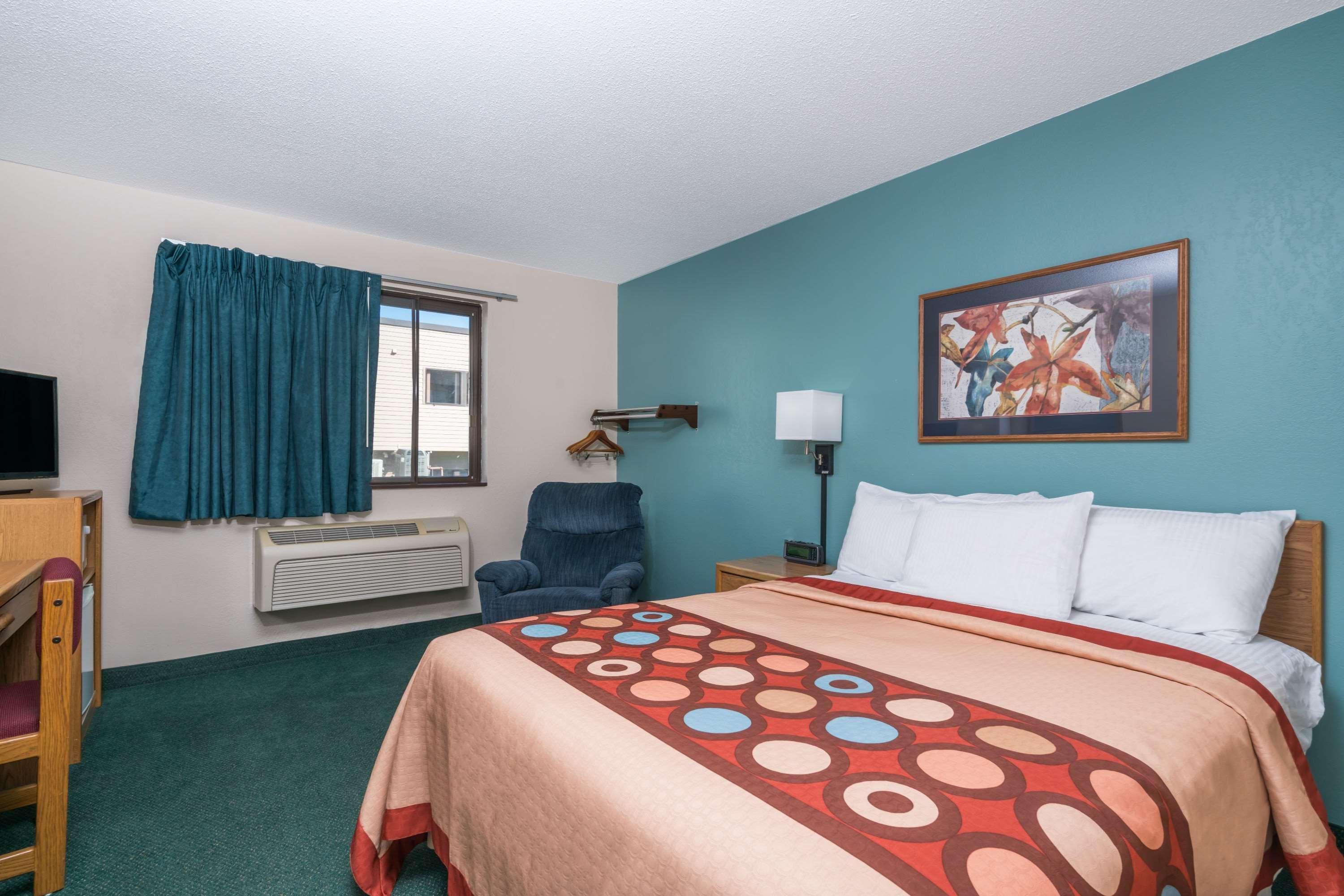Super 8 By Wyndham Baxter/Brainerd Area Hotel Bagian luar foto