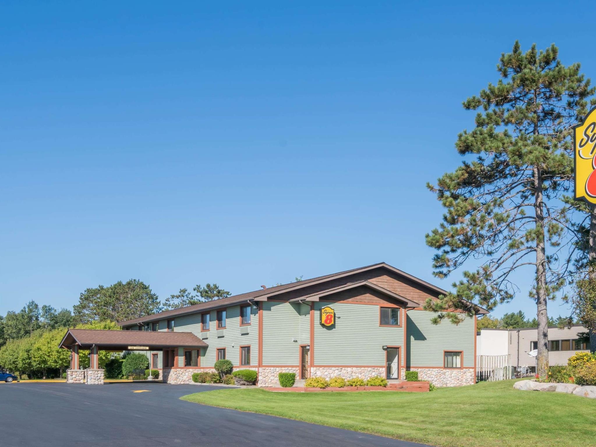 Super 8 By Wyndham Baxter/Brainerd Area Hotel Bagian luar foto