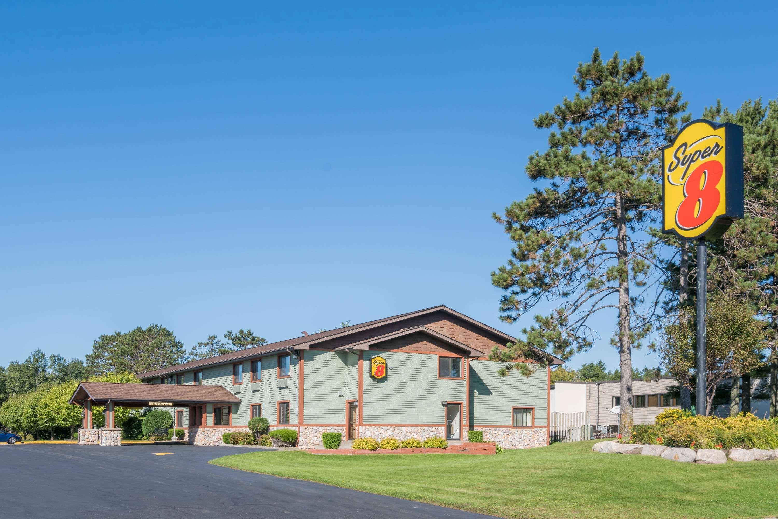 Super 8 By Wyndham Baxter/Brainerd Area Hotel Bagian luar foto