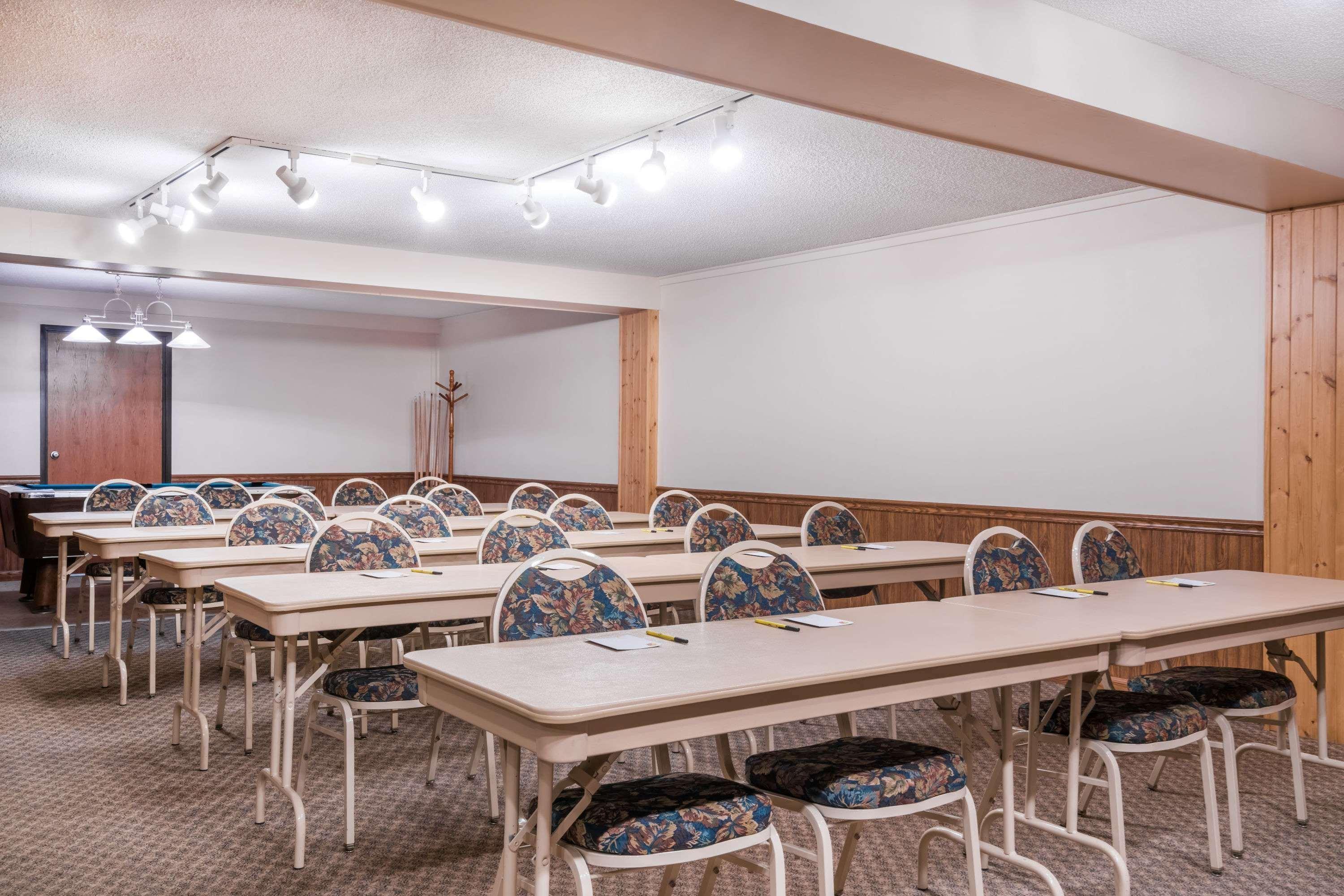 Super 8 By Wyndham Baxter/Brainerd Area Hotel Bagian luar foto