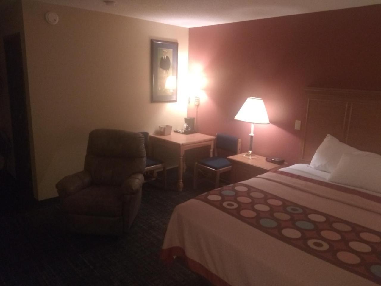 Super 8 By Wyndham Baxter/Brainerd Area Hotel Bagian luar foto