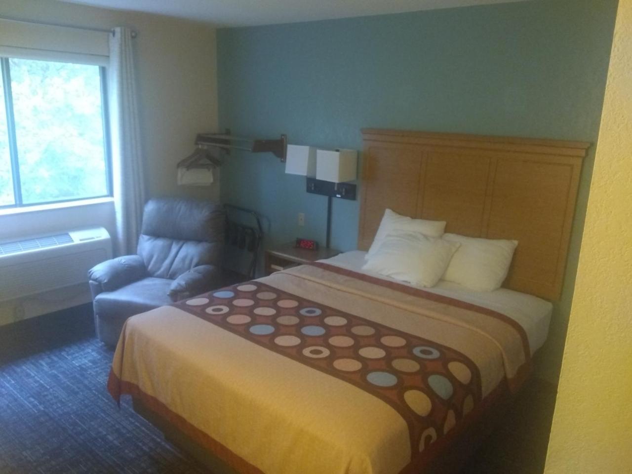 Super 8 By Wyndham Baxter/Brainerd Area Hotel Bagian luar foto