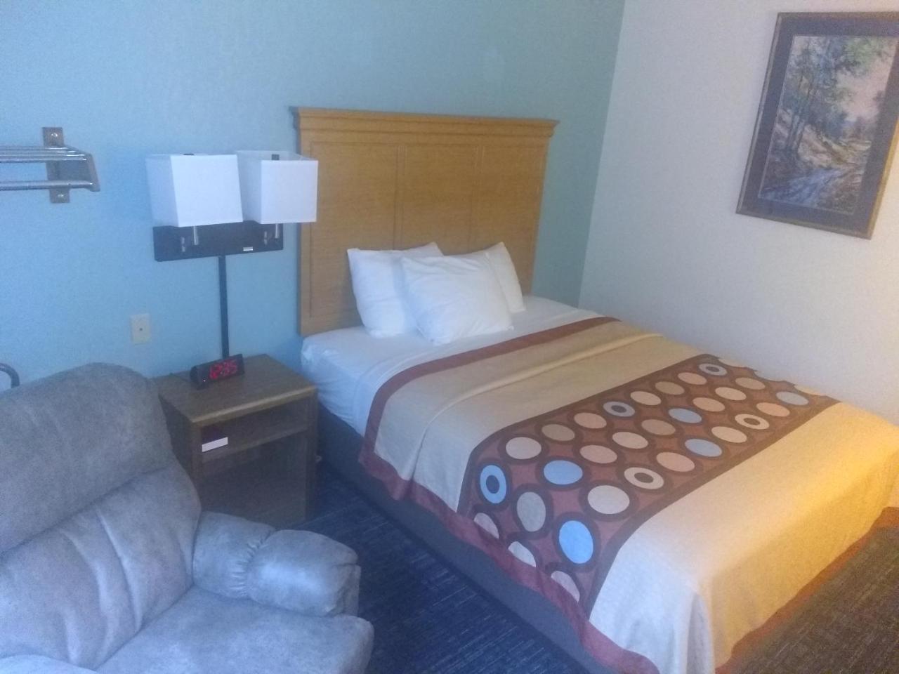Super 8 By Wyndham Baxter/Brainerd Area Hotel Bagian luar foto